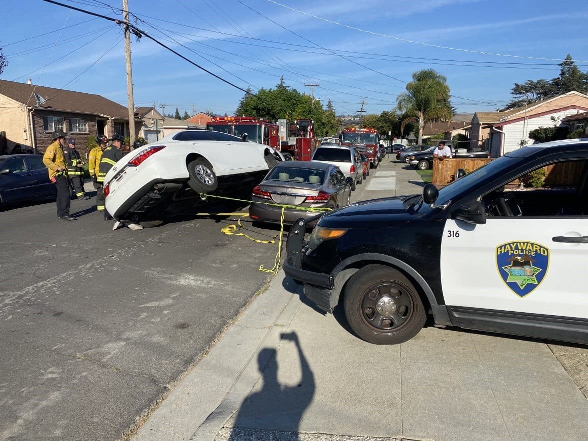 La policía de Hayward dijo que esto pasa cuando se quitan los ojos de la carretera.