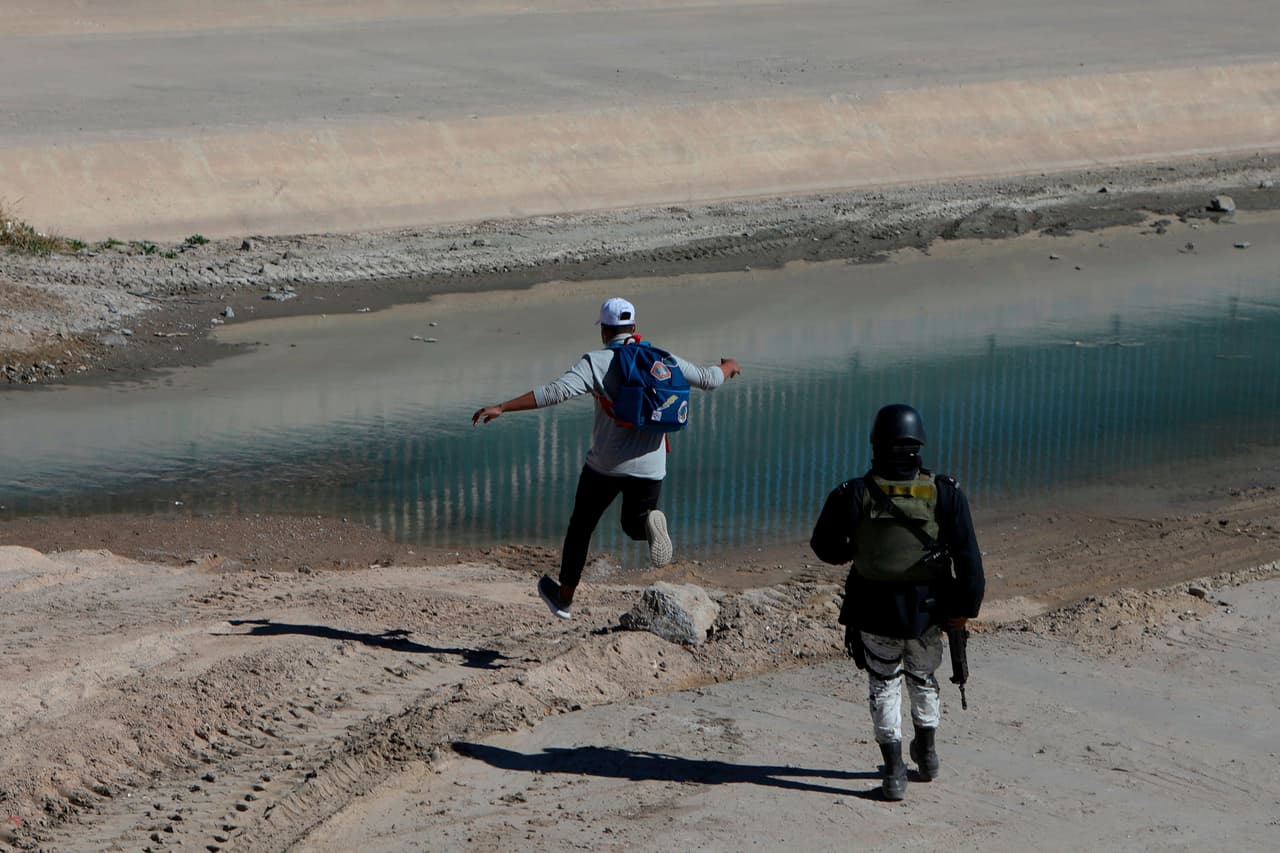 La Ley DACA y la Promesa crearía un camino hacia la ciudadanía para los beneficiarios de DACA, personas que fueron traídas al país ilegalmente cuando eran niños y a las que se les permitió quedarse.