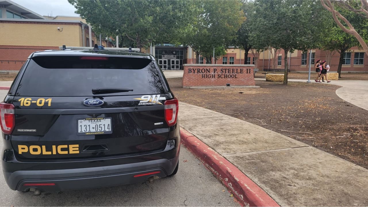 Adolescente de 14 años lleva un arma y un cargador a la Preparatoria Steele y es arrestado