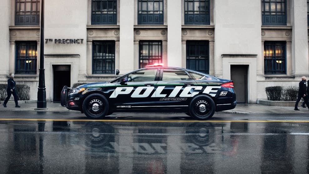 <b>Ford Fusion</b> como el auto en el cual este peculiar vehículo patrullero esta basado. Lo que quiere decir que no sólo hereda su elegante diseño sino que probablemente también contará con
<b>las ejemplares dinámicas de manejo con que cuentan los vehículos basados en la plataforma CD4 de Ford</b>.