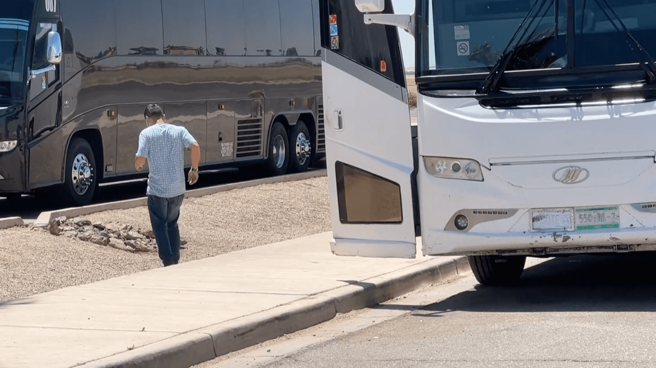 Organizaciones exigen que los inmigrantes dejen de ser usados con fines políticos en Arizona