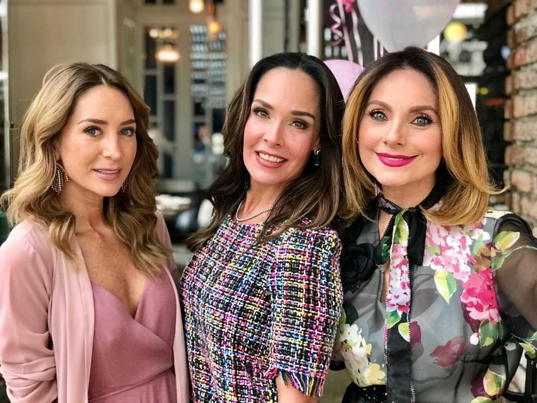 También algunas amigas de la feliz abuela estuvieron presentes, como
<b>Geraldine Bazán</b> y
<b>Elizabeth Álvarez. </b>