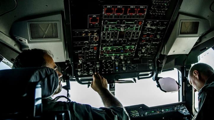 Un avión con 337 personas a bordo se vió obligado a regresar después de que
<a href="https://www.univision.com/noticias/mundo/el-derrame-de-una-taza-de-cafe-obliga-a-un-avion-de-pasajeros-a-desviarse-cuando-volaba-en-medio-del-atlantico"><u>el piloto derramara café sobre el tablero de control</u></a> de la aeronave que volaba en medio del Océano Atlántico.
<br>
<br>La
<a href="https://www.gov.uk/government/organisations/air-accidents-investigation-branch#content"> <i>Air Accidents Investigation Branch</i></a>
<i> </i>(AAIB) informó que el incidente ocurrió en febrero en el vuelo DE2116 operado por un avión
<i>Airbus A330-243 </i>que salió de Frankfurt, Alemania, y cuyo destino era Cancún en México.