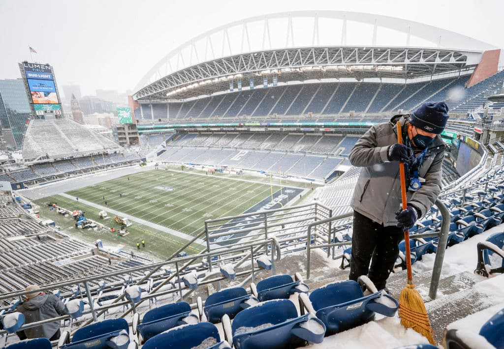 La nieve también ha llegado al noroeste del país. En la fotografía se puede ver la limpieza de un estadio en
<b>Seattle, Washington</b>, antes de un partido.
<br>