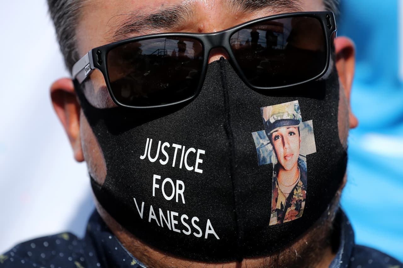 Rogelio Guillén, el padre de Vanessa Guillén, llevaba puesto un tapabocas con la foto de su hija asesinada. "Justicia para Vanessa" es el lema que se ve en pancartas y avisos de los participantes a las manifestaciones llevadas a cabo en Washington, DC, momentos antes de que la familia se reuniera con el presidente Trump en la Casa Blanca.