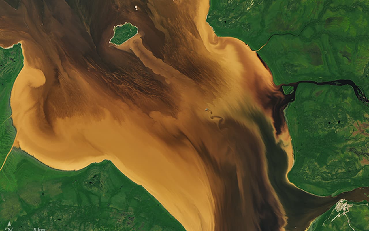 <b>¿Un poco de (color) té con tu río? </b>La Bahía de Rupert, en el norte de Quebec, Canadá, tiene varios ríos que desembocan en este rincón de la bahía y la 'colisión' del agua del río y el mar se combina con la agitación de las mareas y el movimiento de las corrientes que pasan por las islas para formar remolinos coloridos.
<br>