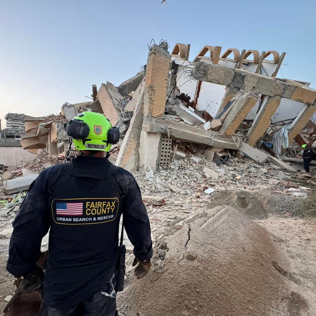 En misiones internacionales, el equipo opera bajo la coordinación del Departamento de Estado, mientras que en emergencias dentro de Estados Unidos trabaja junto con la Agencia Federal para el Manejo de Emergencias (FEMA).