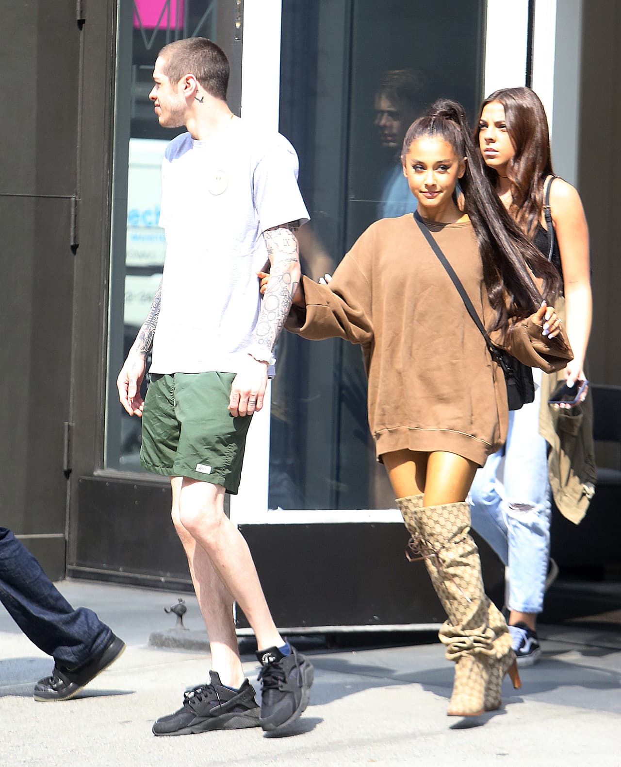 Así que la pareja tenía un gran espacio vacío, sin muebles, como lo dio a entender la misma Grande en su
<b><a href="https://www.instagram.com/arianagrande/">Instagram</a></b> compartiendo durante el fin de semana una imagen de la caricatura Spongebob Squarepants que leía "nosotros en
<b>nuestro nuevo apartamento</b> sin muebles, una bocina y 'RedVines'".