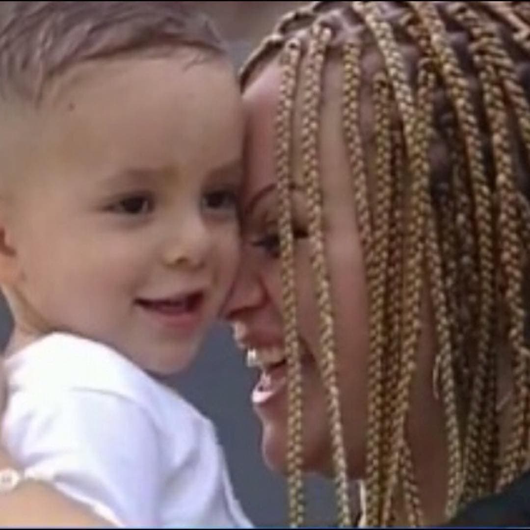 Cuando
<b>Jenni Rivera</b> murió,
<b>Juan Ángel tenía apenas 11 años,</b> pero él ha manifestado que nunca ha olvidado sus enseñanzas.