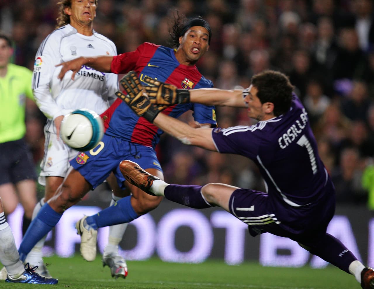 BARCELONA, SPAIN - MARCH 10: Ronaldinho (L) of Barcelona shoots past Iker Casillas of Real Madrid during the Primera Liga match between Barcelona and Real Madrid at the Nou Camp stadium on March 10, 2007 in Barcelona, Spain. (Photo by Denis Doyle/Getty Images)
