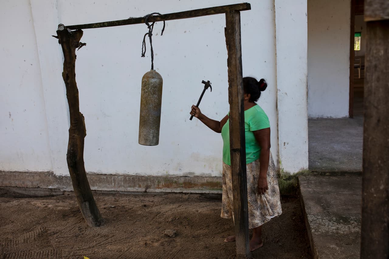 En la Mosquitia, el buceo es parte de la vida cotidiana. En la aldea pesquera de Kaukira, los fieles son llamados a misa con el sonido de un martillo que golpea un tanque de oxígeno vacío en lugar de una campana.