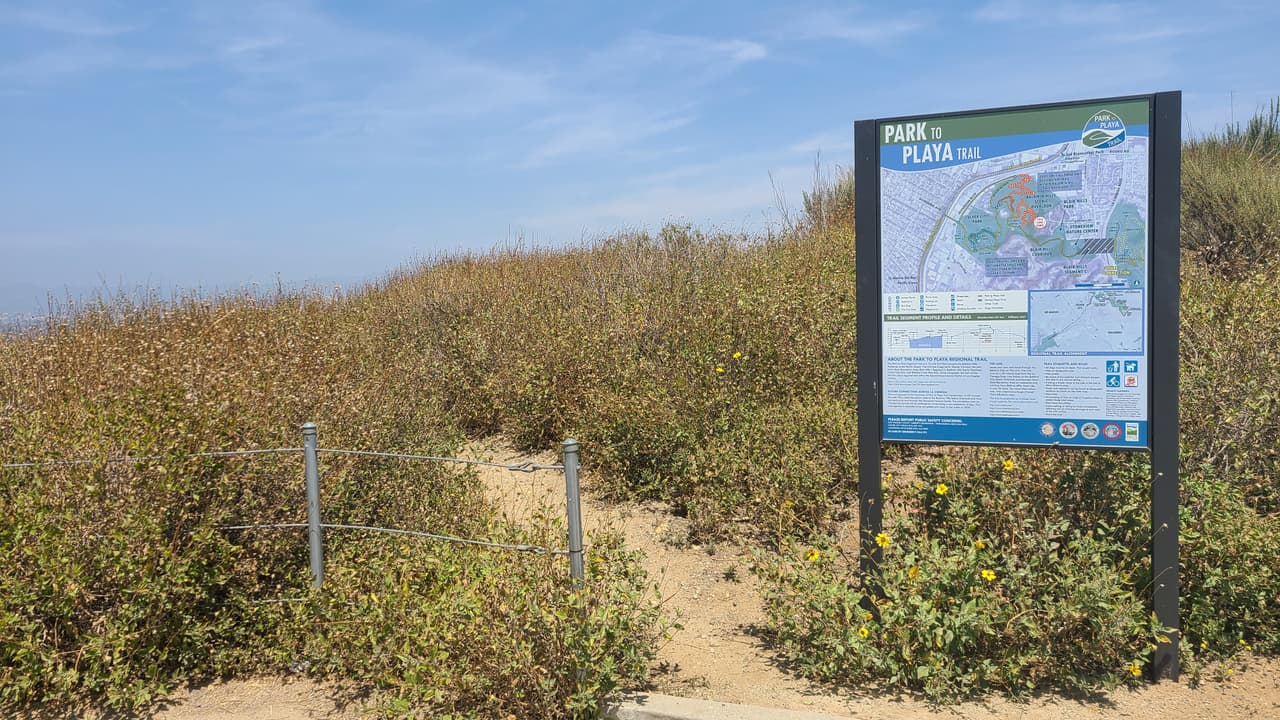 Este proyecto tardó 20 años en construirse y finalmente abrió al público en el 2021 después de la inauguración del puente peatonal que cruza La Ciénega.