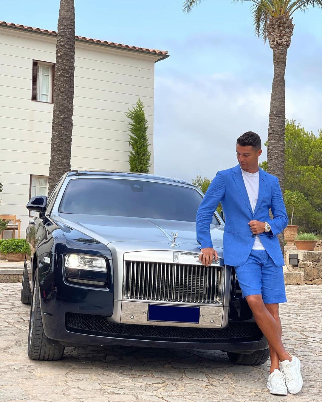 Y es que la super estrella del f煤tbol tiene una colecci贸n de veh铆culos de lujo y en su cochera no podr铆a faltar un Rolls Royce Cullican, de un valor inicial de $325,000 d贸lares.