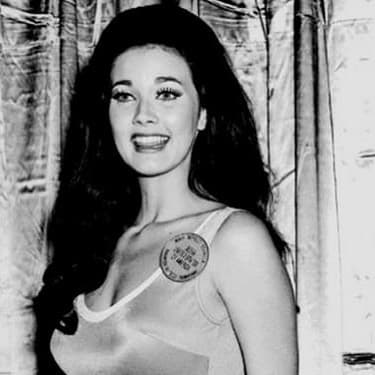 Lynda Carter en sus inicios en el mundo del espectáculo, antes de ganar el certamen de belleza Miss Universo.
