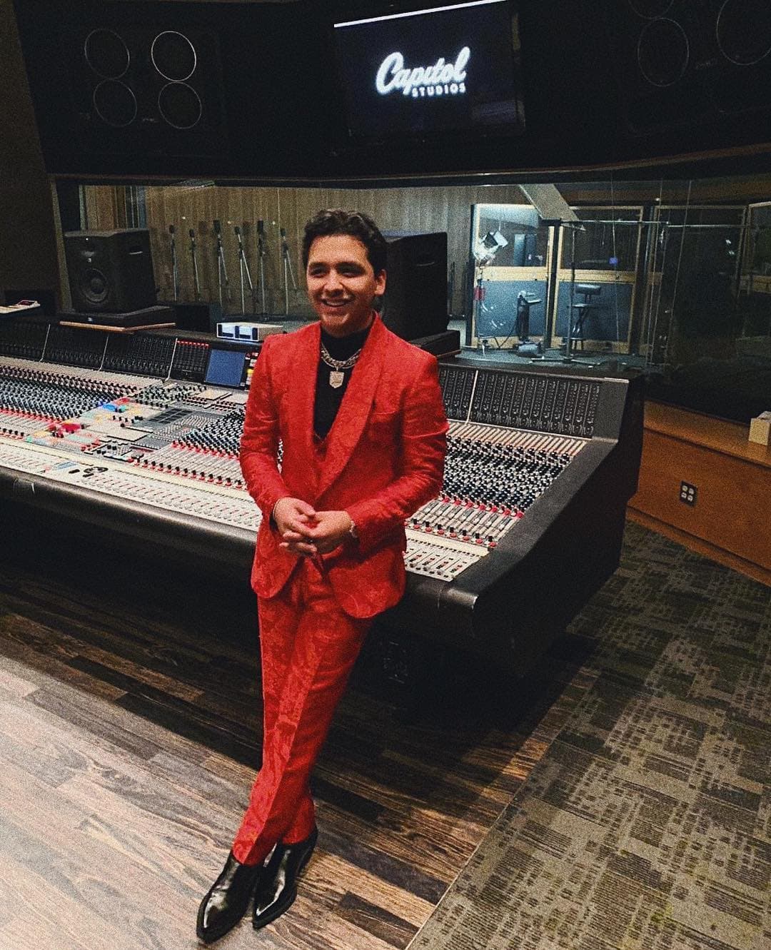 Y como todo músico exitoso,
<b>Nodal</b> también mandó a construir un lujoso y completo estudio de grabación en su casa en Guadalajara, un lujo que muchos colegas suyos se han dado.