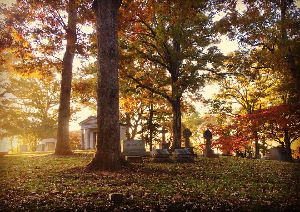 <b>Riverside Cemetery (Asheville)</b>: Riverside se estableció en 1885 y, desde entonces, más de 13,000 personas han sido enterradas aquí. Incluso encontrará tumbas famosas de los autores Thomas Wolfe y William Sydney Porter (O. Henry). El influyente político sureño, oficial confederado y exgobernador de Carolina del Norte, Zebulon Baird Vance, también está enterrado aquí.