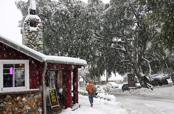 Residente caminando en medio de estas inusuales condiciones en Mount Baldy California. se recomienda estar bien abrigados y proteger a los más vulnerable en casa.
<br>