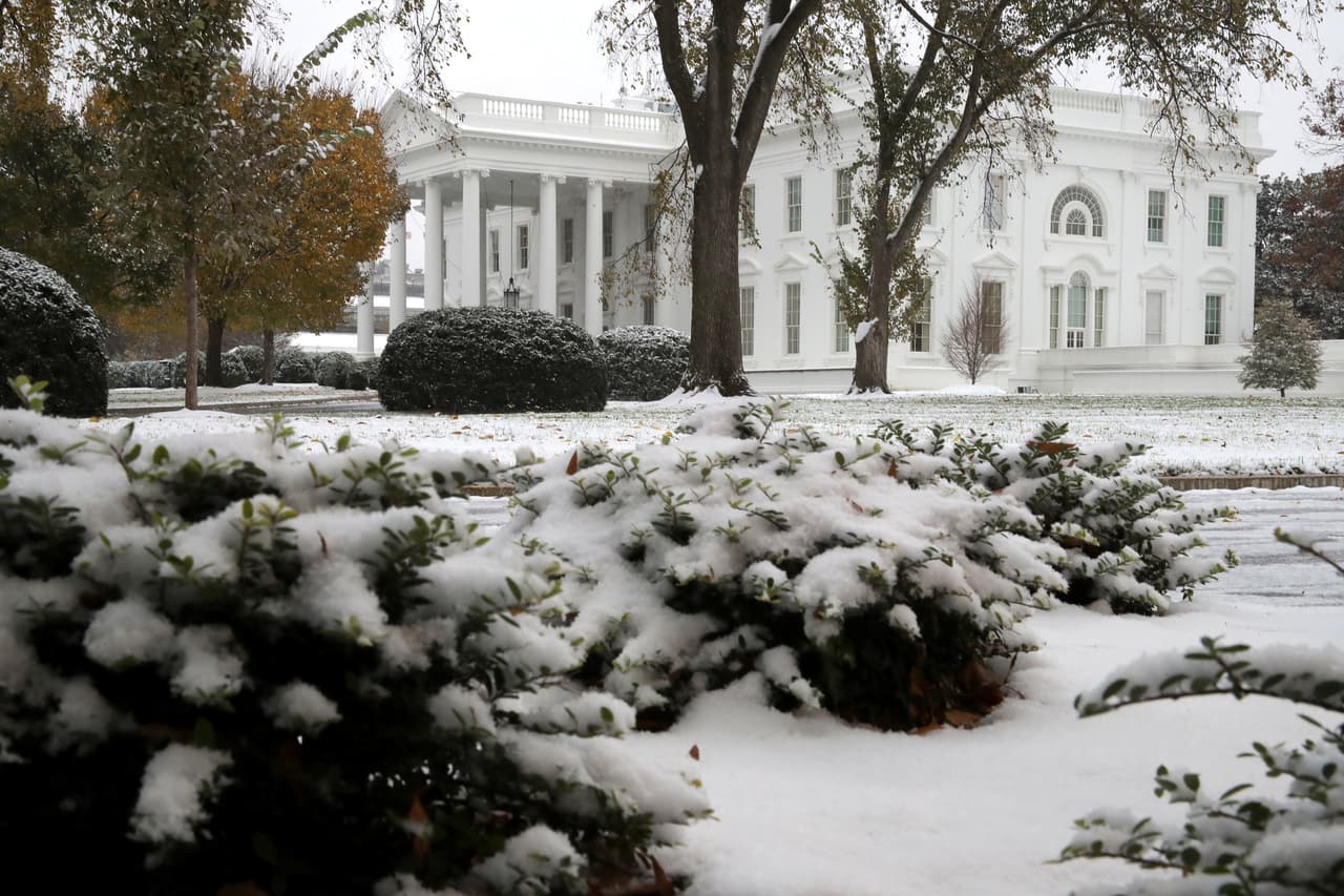 Los jardines de la Casa Blanca nevados.