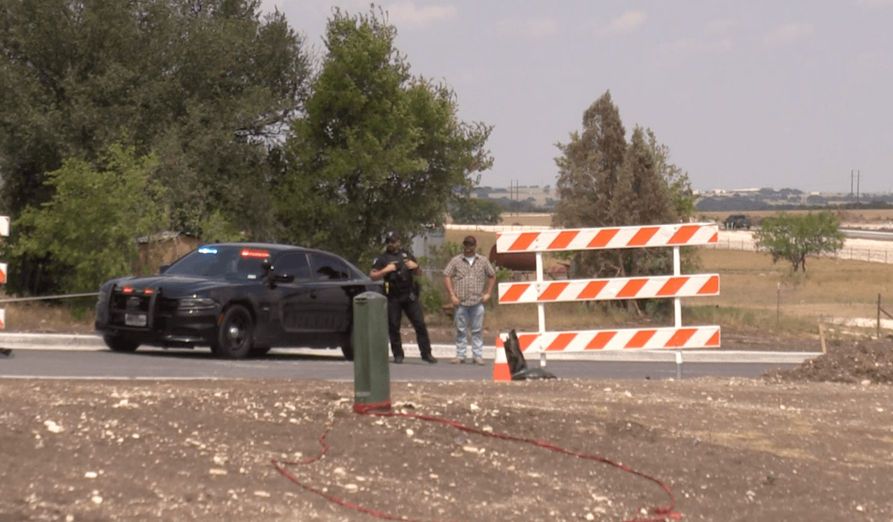 A eso de las 8:39 de la mañana del martes, bomberos y agentes se desplegaron hacía la cuadra 13700, rumbo al norte de la interestatal 35, cerca de la salida 277, luego de que se diera a conocer que los dos hombres cayeron tras el derrumbe de una zanja.