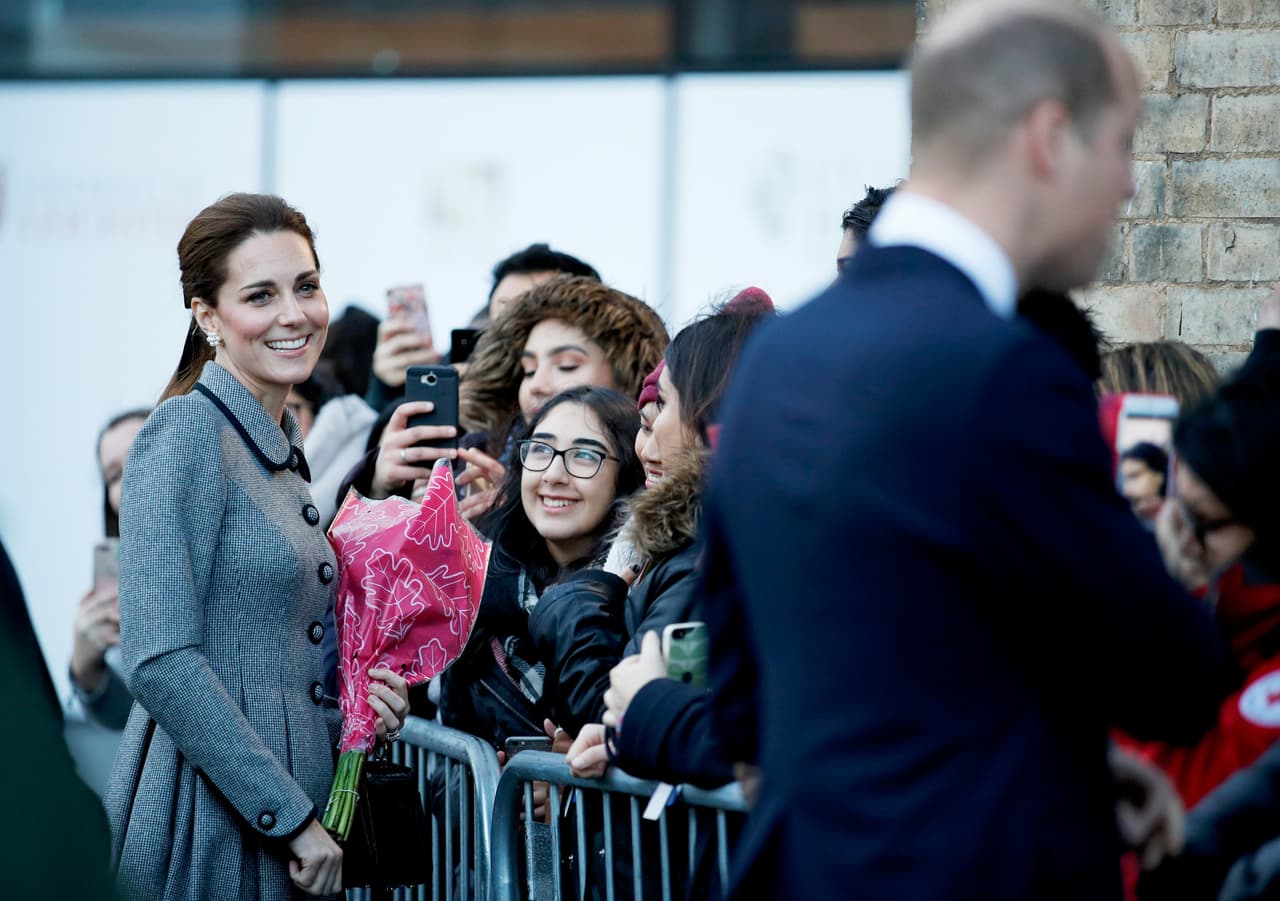 Precisamente este miércoles, Kate Middleton y el príncipe William acudieron a Leicester, donde rindieron tributo a las víctimas de un accidente en helicóptero ocurrido en octubre y luego recorrieron una zona de la
<b><a href="https://le.ac.uk/">Universidad de Leicester</a></b>, donde saludaron a los ciudadanos que se agruparon para verlos.