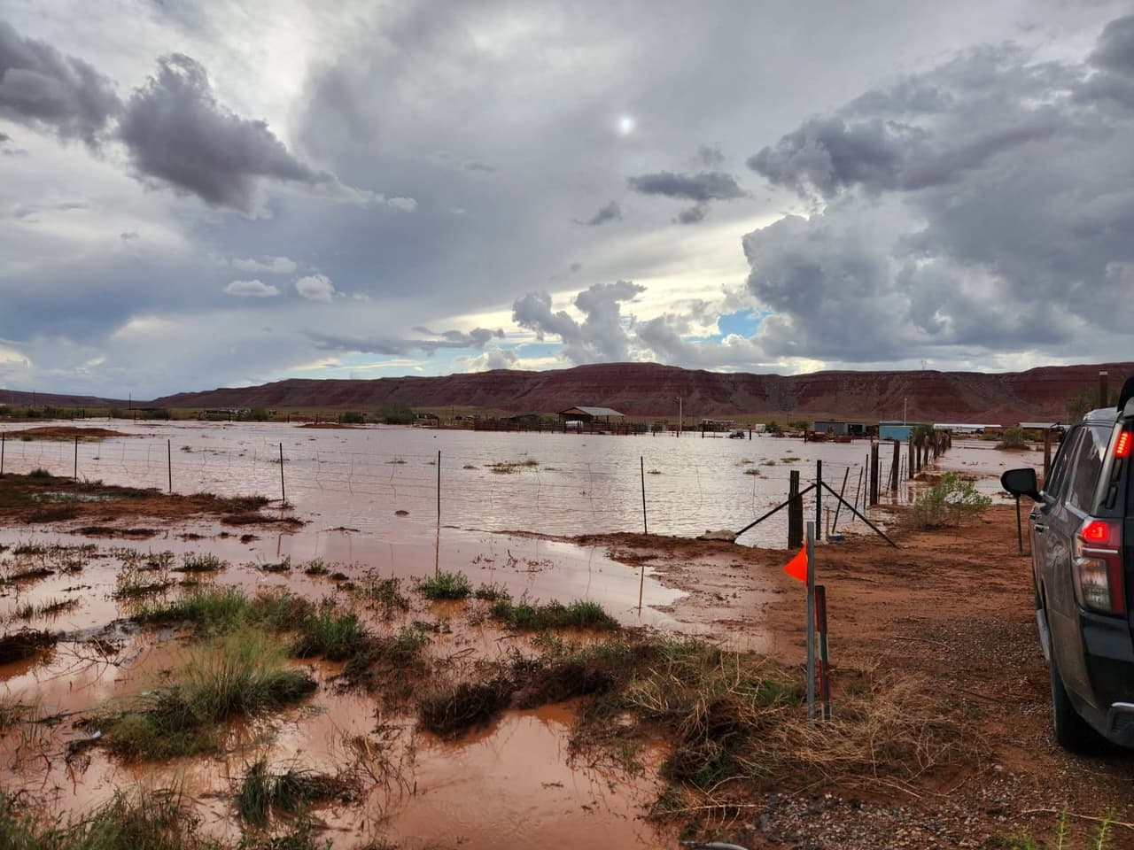 Mueren tres personas, incluido un niño, tras ser arrastradas por una inundación en Nuevo México