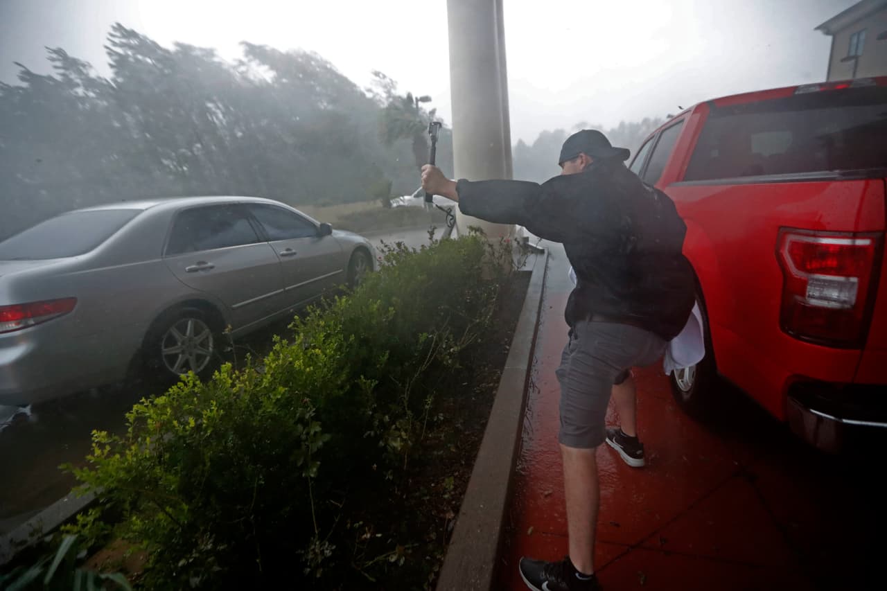 Un cazador de tormentas graba con su cámara desde la entrada de un hotel en Panama City Beach. El gobernador de Florida afirmó que se trata de una "monstruosa tormenta" que podría llevar "devastación total" al norte del estado.