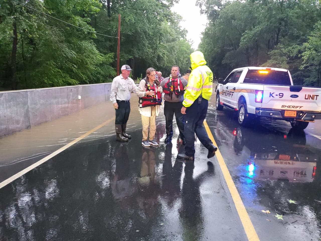 En las imágenes compartidas en las redes sociales se ven a los agentes realizando las labores de rescate. La pareja fue liberada satisfactoriamente con la ayuda de los chalecos salvavidas.
