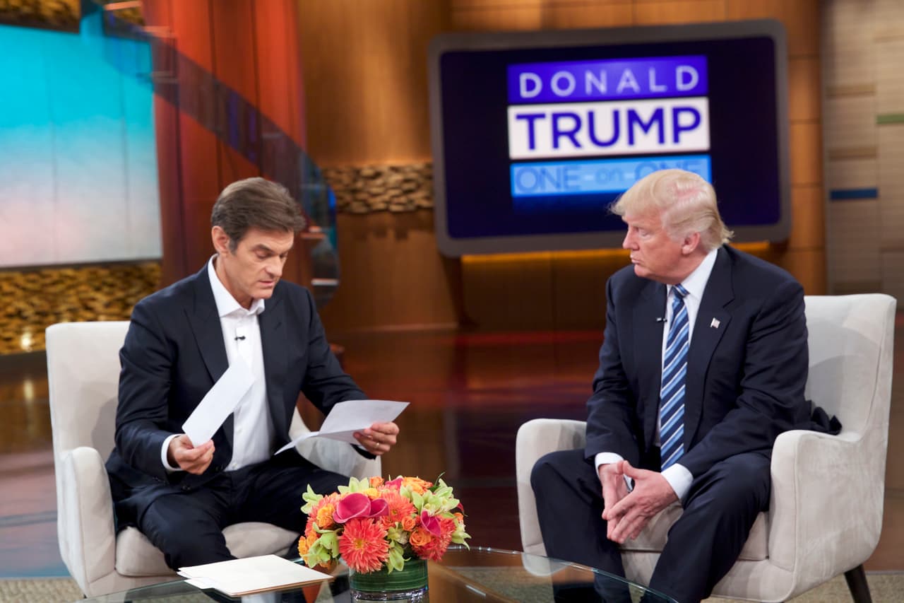El Dr. Oz recibe de manos de Trump el resumen de su nuevo examen médico