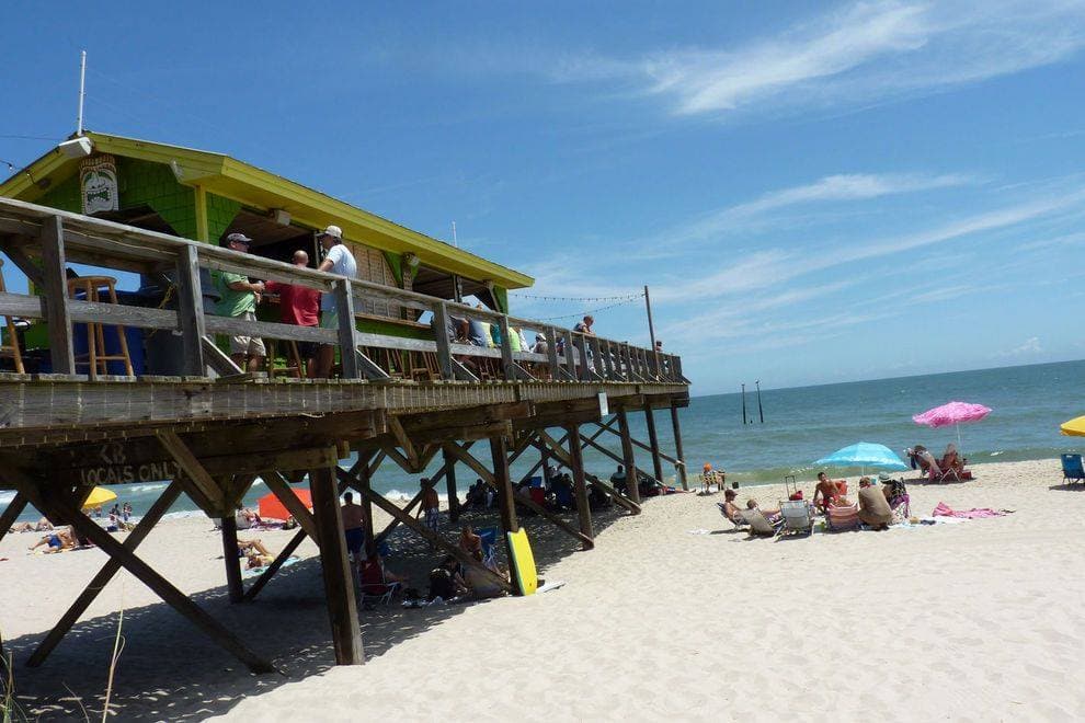 <b>WILMINGTON</b>. El área de Wilmington alberga algunas de las playas más populares de Carolina del Norte: las playas de Carolina, Kure y Wrightsville. Esta histórica ciudad portuaria también es un destino ideal para familias. Su acuario de Carolina del Norte en Fort Fisher fue nombrado por Travel Channel como uno de los mejores de los Estados Unidos. Los visitantes también pueden disfrutar de paseos tranquilos por el Riverwalk de Wilmington, que corre junto al río Cape Fear. También hay una serie de mansiones y plantaciones en el área, incluida Poplar Grove Plantation, la plantación de maní más antigua de los Estados Unidos, y la mansión Bellamy.