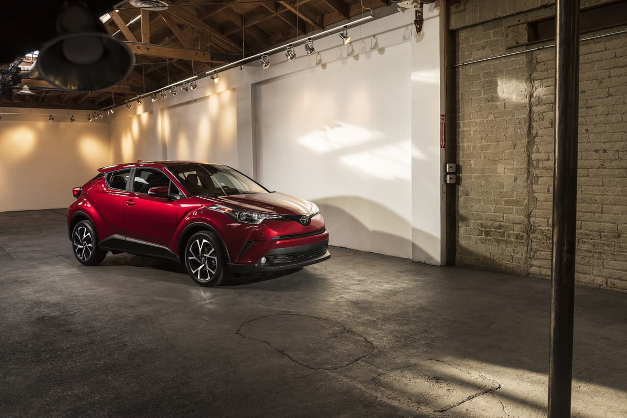 La Toyota C-HR llegará en dos sabores: XLE y XLE Premium, que incluyen ruedas de aleación de 18 pulgadas y control climáticos de dos zonas y el
<b>paquete de sistemas de seguridad activa</b> de Toyota llamado Toyota Safety Sense P.