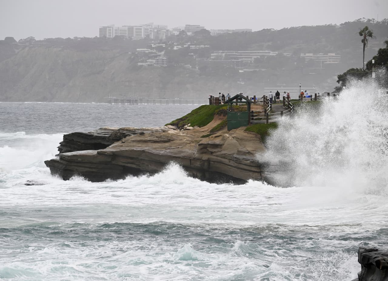 Los espectadores observan cómo el oleaje provocado por la tormenta azota los acantilados en la zona de La Jolla, en San Diego, el domingo 11 de octubre de 2026.