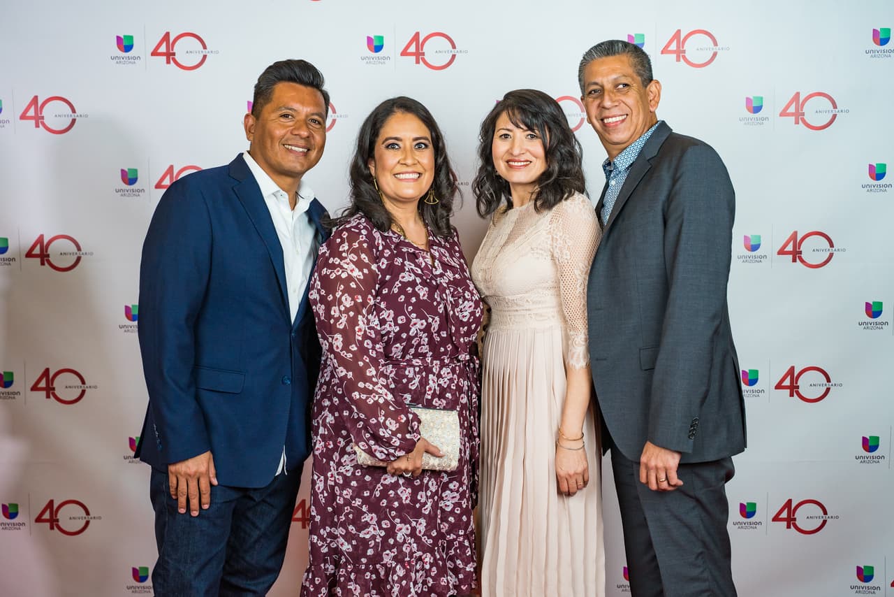 Alejandra Santamaría e invitados posando para una foto en la alfombra roja de Univisión Arizona.