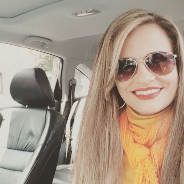 Esta bellísima colombiana además de alegrar con su talento, también roba suspiros con su sensualidad.