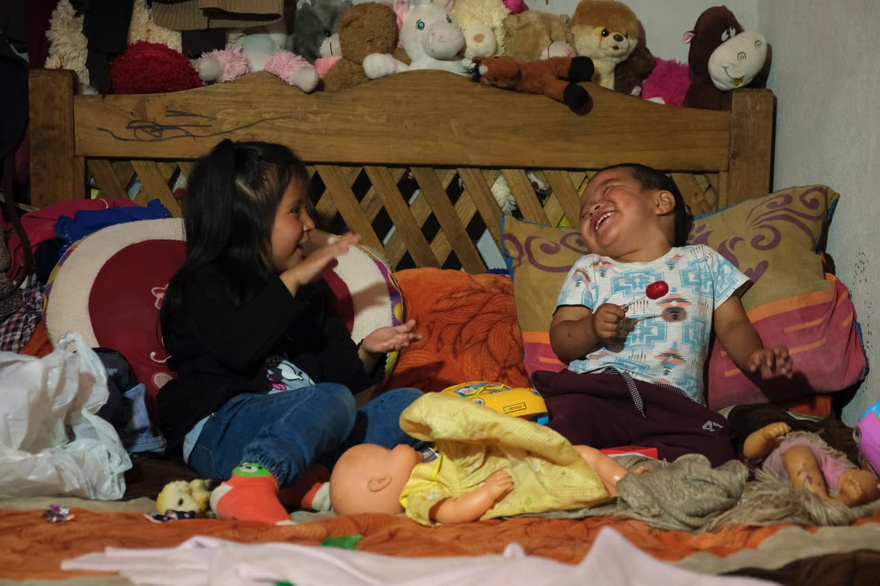 La mujer dijo que debido a los problemas para tener un bebé tuvo muchos conflictos con su pareja, quien posteriormente la abandonó. En la foto, Dylan con su hermana Sheila Sarai el día que el menor volvió a casa a ver a su familia.