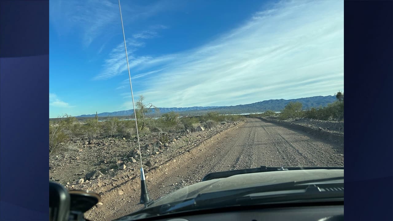 Los dos fueron transportados en helicópteros a un centro médico cercano para recibir atención médica adicional. Se desconoce cuál es su estado actual de salud. Por ahora se desconoce cómo ocurrió el accidente.
