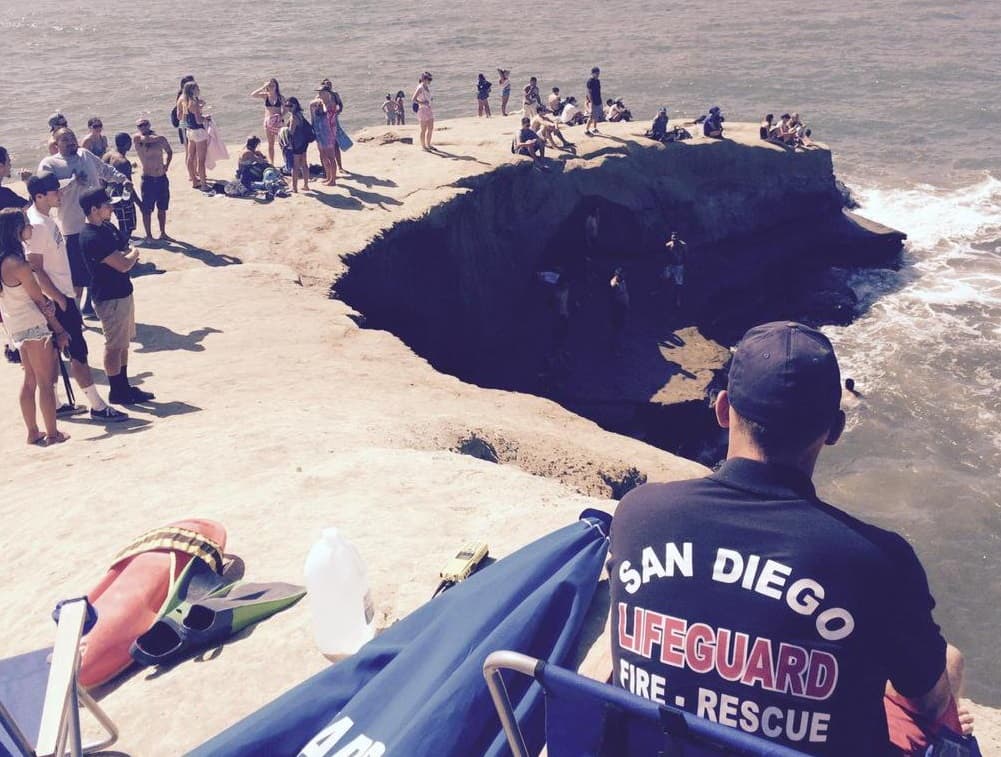 Rescatan a 20 estudiantes de Moreno Valley en la costa de San Diego