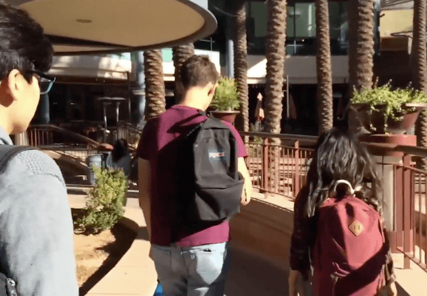 Se incrementa en Arizona la venta de mochilas a pruebas de balas, pero también las críticas a estos artefactos