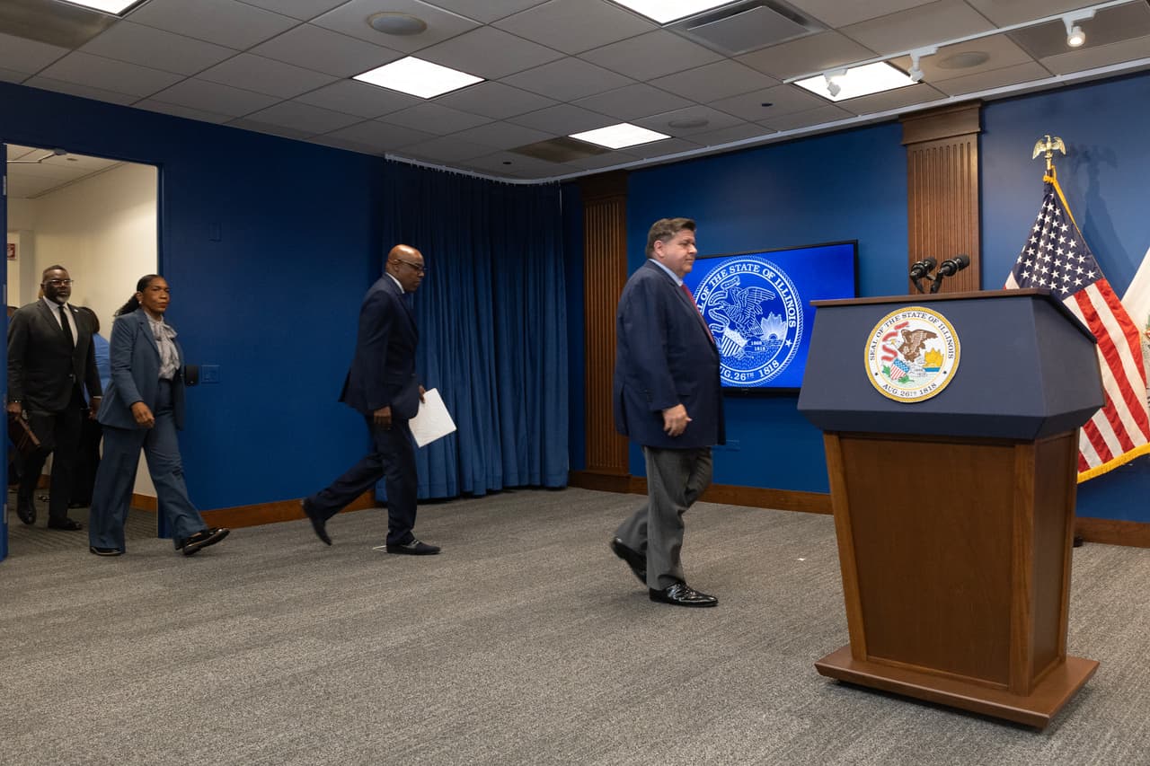 El presidente Donald Trump volvió a poner a Chicago en el centro del debate nacional al declarar
<b><a href="http://uni.vi/Yo6E106kACr" target="_blank">que enviará la Guardia Nacional a la ciudad</a>, </b>incluso sin el consentimiento del gobernador de Illinois, J.B. Pritzker.