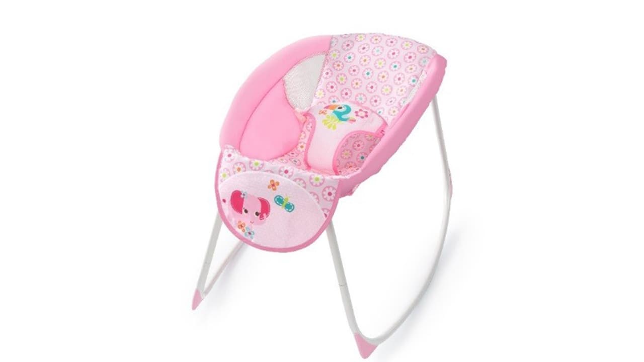 Rocking Sleepers by Kids II.
<br>Se han producido muertes de bebés en estas mecedoras de dormir, después de que los bebés rodaron de espaldas al estómago o en otras circunstancias.
<br>Fechas de venta: marzo de 2012 hasta abril de 2019.
<br>Contacto: Kids II al 866-869-7954 o
<a href="https://www.kids2.com/" target="_blank">en línea</a>.