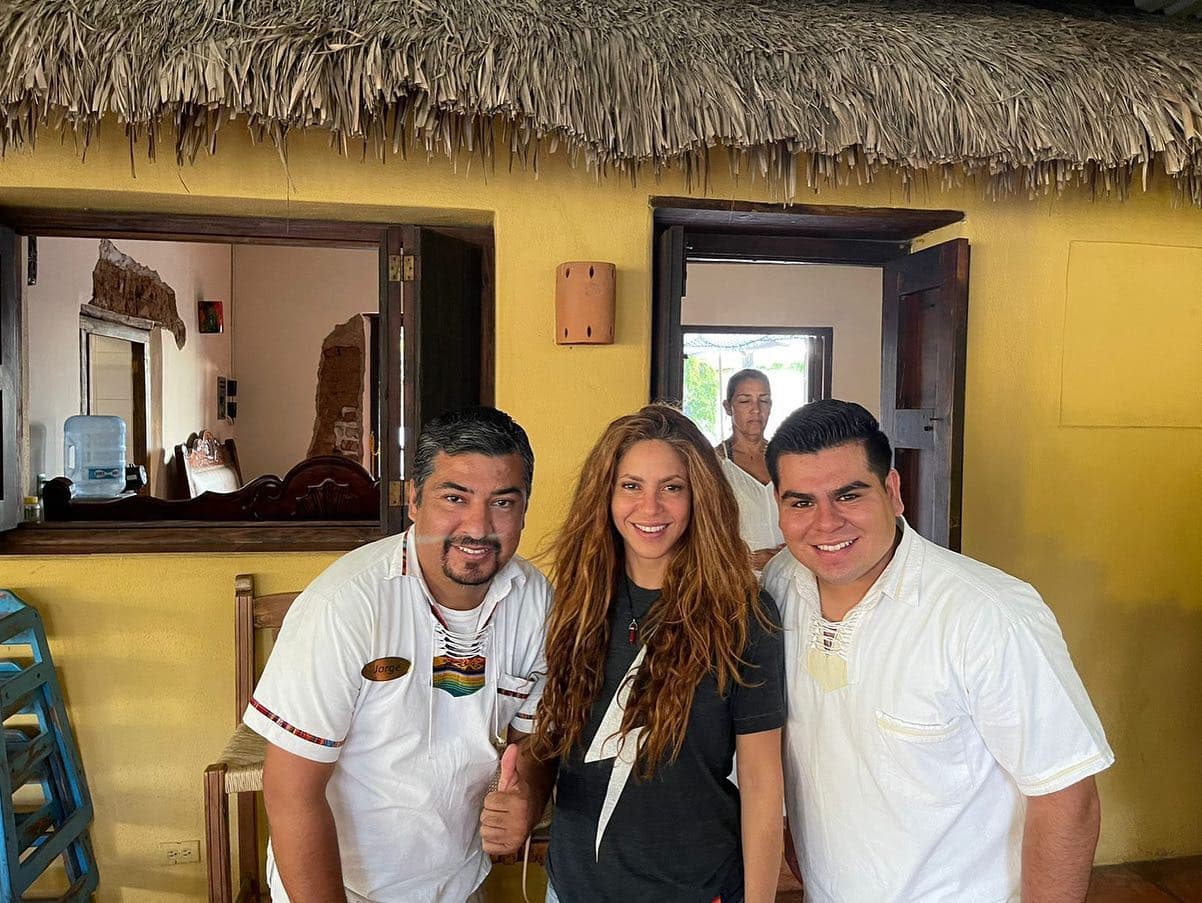 “Halagados con la visita y sencillez de Shakira que disfrutó nuestra comida”, se lee en la descripción que acompaña las instantáneas.
<br>