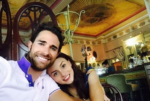 Durante las grabaciones de Teresa,
<a href="https://www.univision.com/famosos/angelique-boyer-y-sebastian-rulli-noviazgo">Sebastián Rulli y Angelique Boyer no sostenían una relación amorosa</a>. Ellos comenzaron a acercarse hasta el año 2014, cuando la madre de la actriz falleció y él la apoyó.
<br>