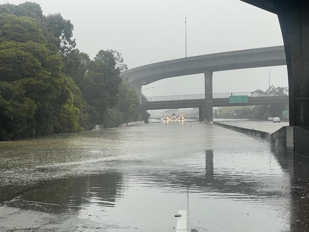 Así lucía la autopista 101y CHP reportó el cierre de algunos carriles debido a las fuertes lluvias y las mareas altas. “Caltrans permanece en la escena intentando limpiar los desagües. ¡Evite el área!”, indicó.