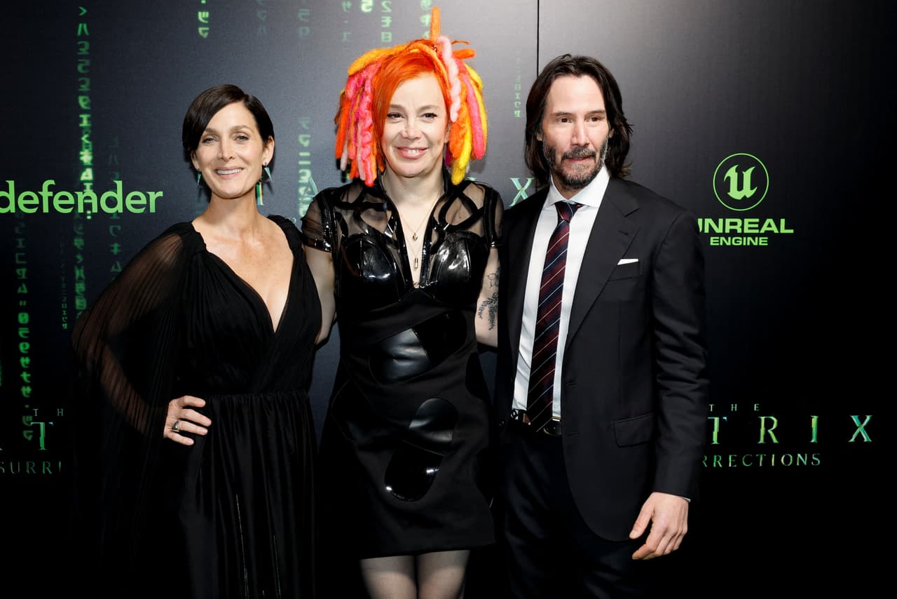 La directora
<b>Lana Wachowski </b>llegó un entallado minivestido de cuero negro.