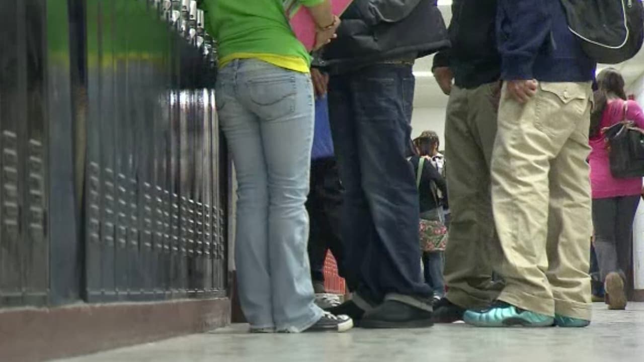 Si hay un estudiante armado dentro de la escuela también se puede reportar al servicio de emergencias 911.