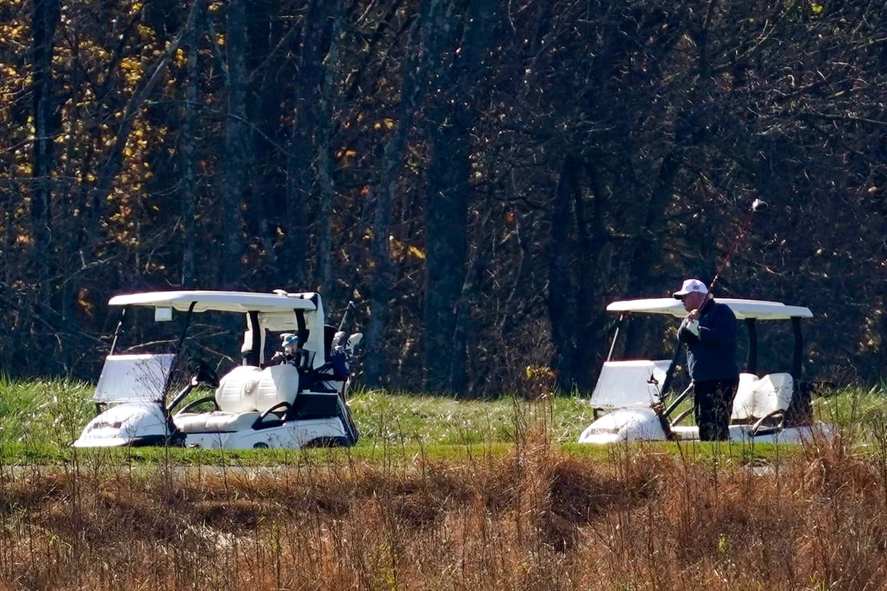 El presidente Donald Trump jugando golf en el Trump National Golf Course de Sterling, Virginia, el sábado 7 de noviembre de 2020.