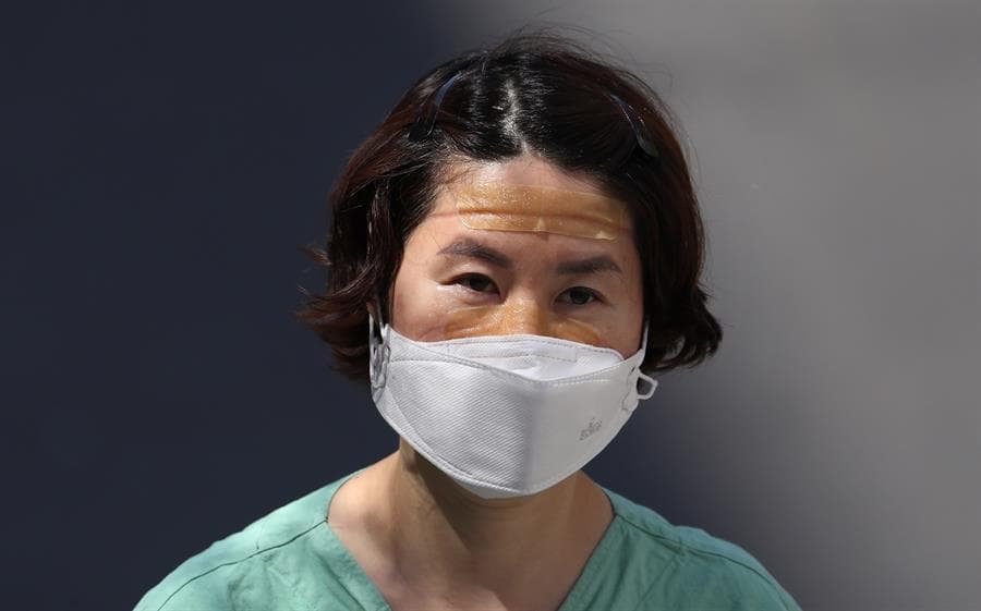 Una doctora termina su truno en un hospital de Daegu, Corea del Sur este viernes 3 de abril (hora local).
