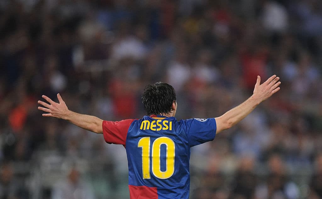Pero entonces, tras un gran pase de Xavi a los 70, Messi se alzó en el aire en lo que parecía al principio un remate descompuesto, pero que terminó en una genialidad. En un cabezazo inverosimil que con el tiempo él mismo Leo ha nombrado como su gol favorito.
<br>Esa noche, Barcelona ganó 2-0.