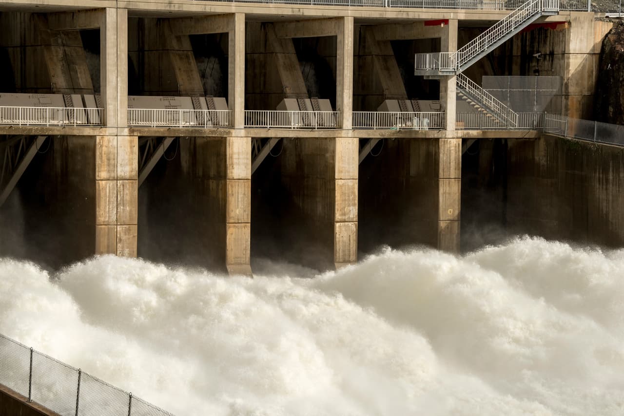Estas compuertas son la única vía de salida controlada de agua de la reserva Oroville. Su integridad nunca ha estado comprometida.