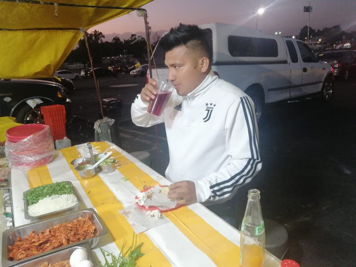 Los tacos y la pasión son una gran combinación para disfrutar una noche de futbol.