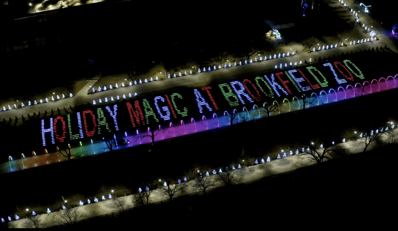 En el
<a href="https://www.czs.org/HolidayMagic" target="_blank">Zoológico de Brookfield</a>, más de 2 millones de luces LED se combinan para crear una experiencia inolvidable. EStará abierto los últimos días del año.